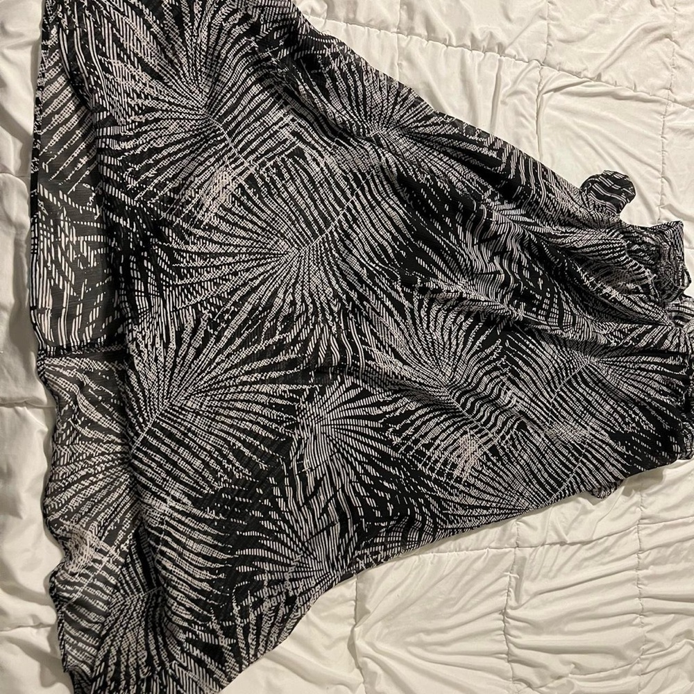 Black and white Kensie dress with light weight fabric - Picture 3 of 3